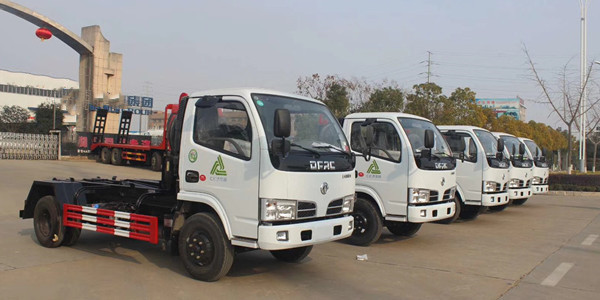 五台东风多利卡5方勾臂垃圾车发往海南仁仁洁集团