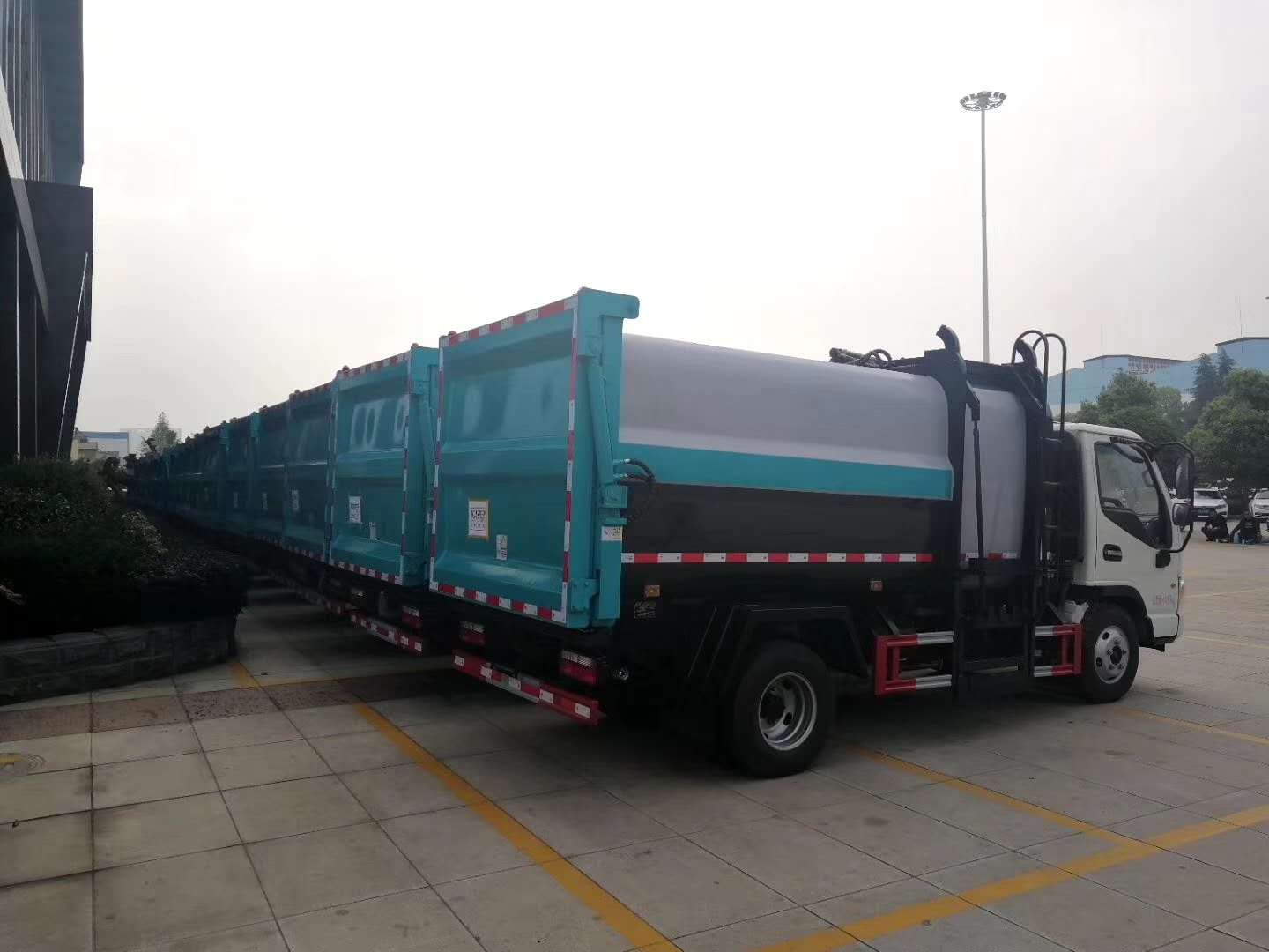 程力专汽喜中广西玉林政府招标120台江淮5方挂桶垃圾车