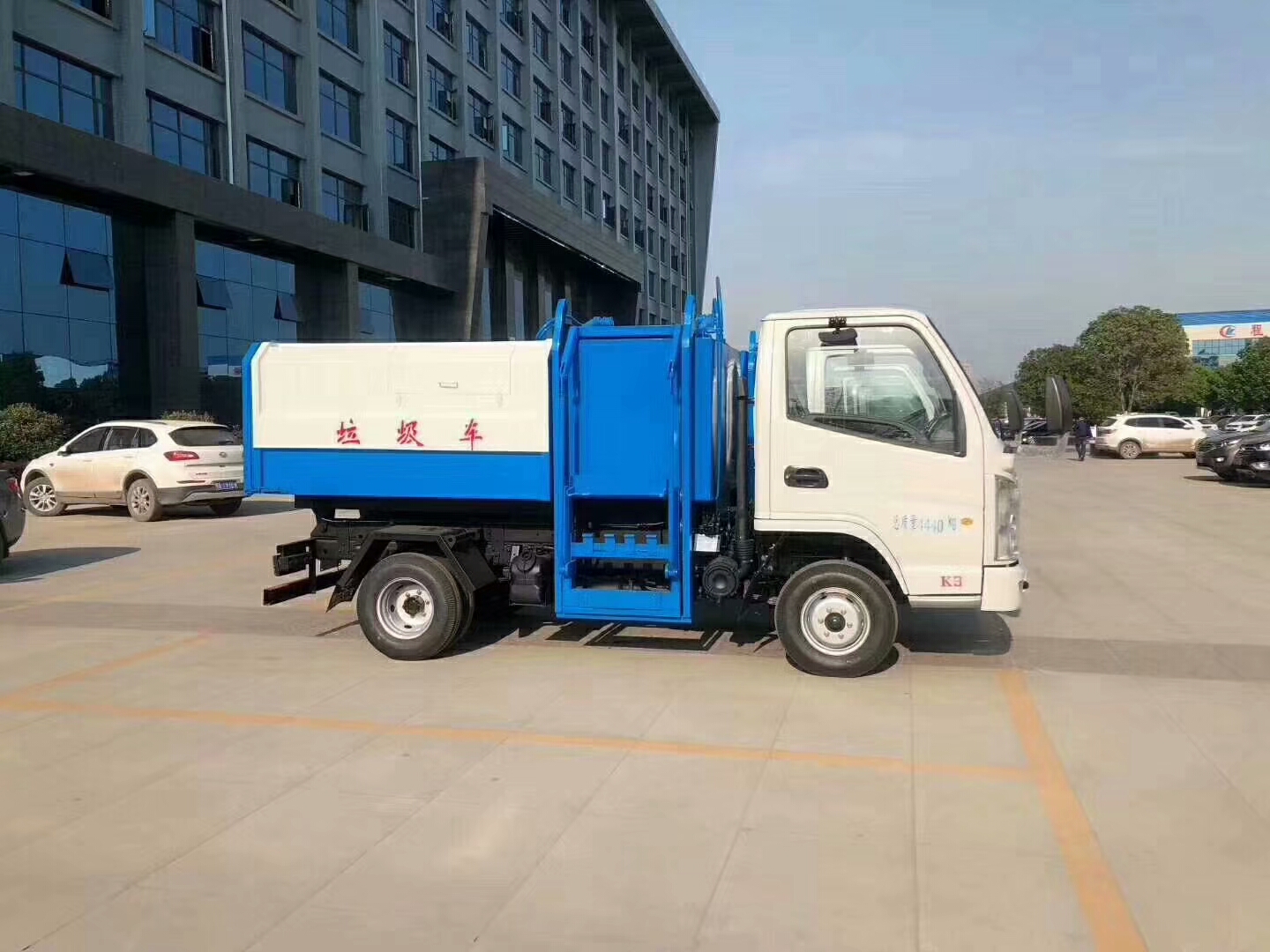 深圳环保科技公司订购90台凯马挂桶垃圾车