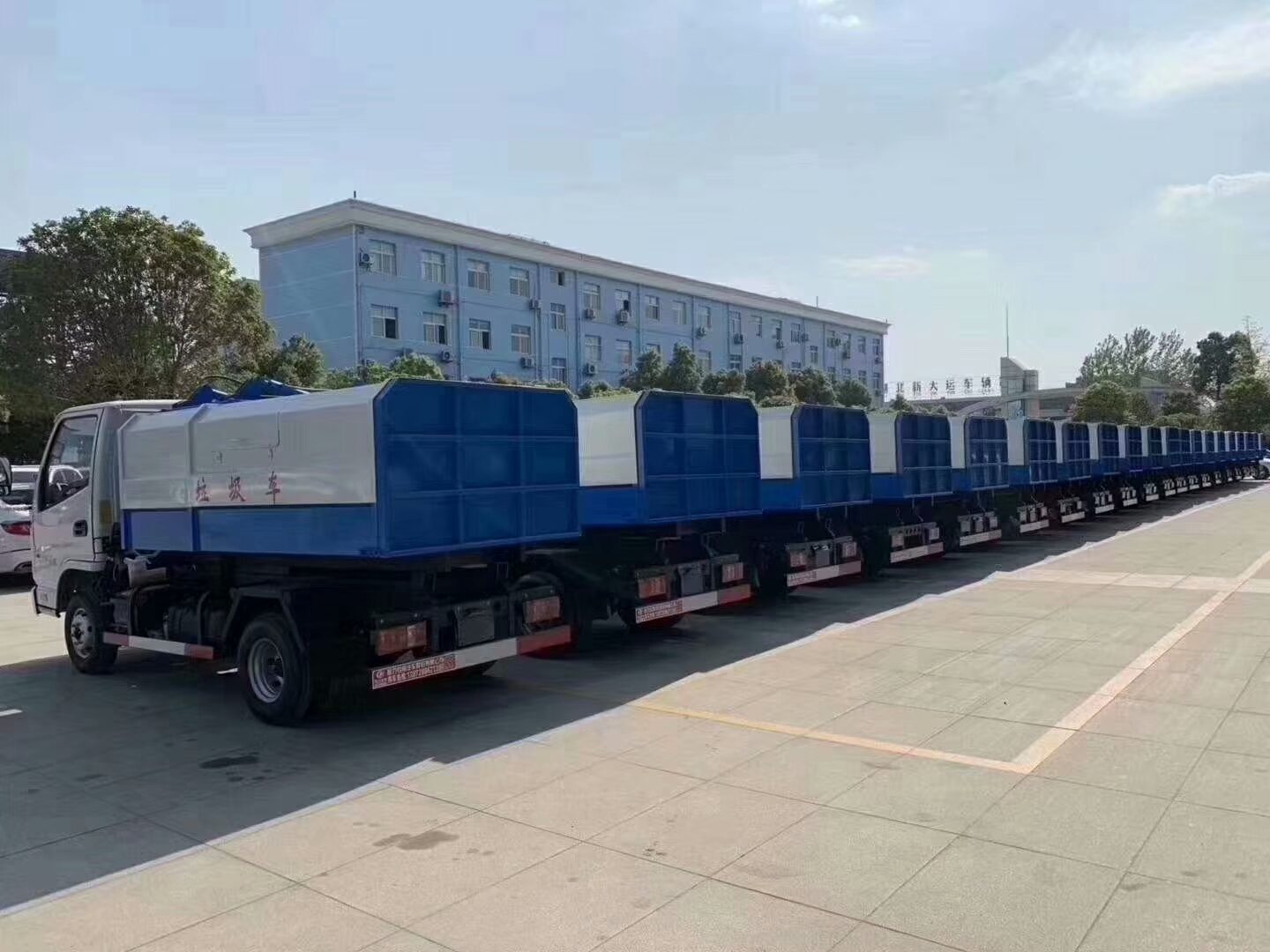 深圳环保科技公司订购90台凯马挂桶垃圾车