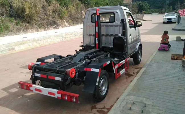 长安3方勾臂垃圾车发车云南文山