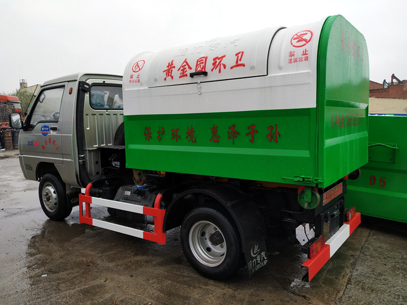 长沙李总订购福田驭菱3方勾臂垃圾车和50个3方垃圾箱