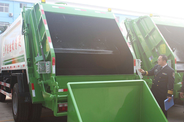 某军港部队订购13台东风D9压缩垃圾车