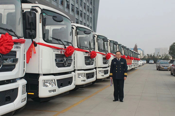 某军港部队订购13台东风D9压缩垃圾车