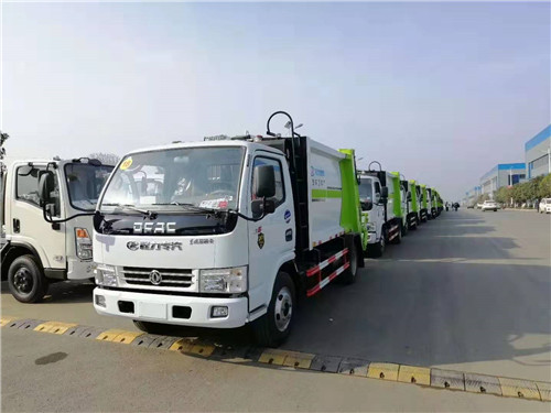 广西贺州某环卫公司订购20台东风5方压缩垃圾车发车