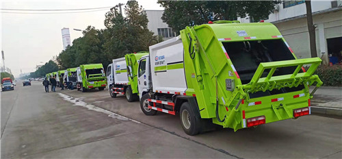 广西贺州某环卫公司订购20台东风5方压缩垃圾车发车