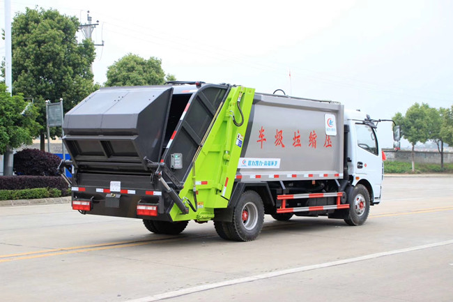 东风8方压缩垃圾车发往四川宜宾巡场镇