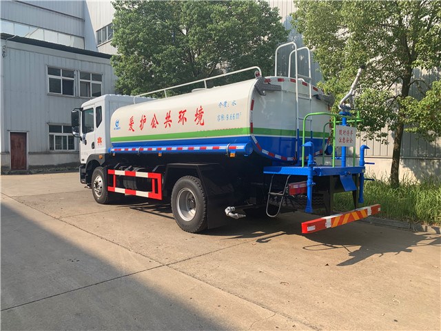 四川张总订购一台东风D9 12吨洒水车