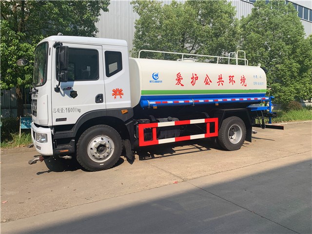 四川张总订购一台东风D9 12吨洒水车