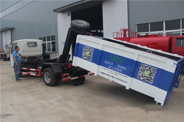 深圳环卫公司订购一台东风5方勾臂垃圾车10个定制版垃圾箱