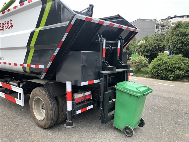 东风多利卡国六自装卸垃圾车配置及特点