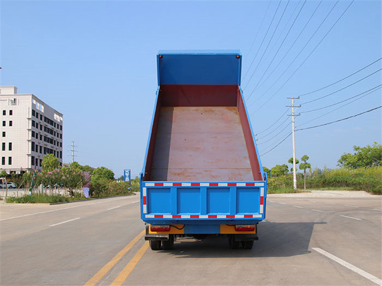 东风8方密封式自卸式垃圾车