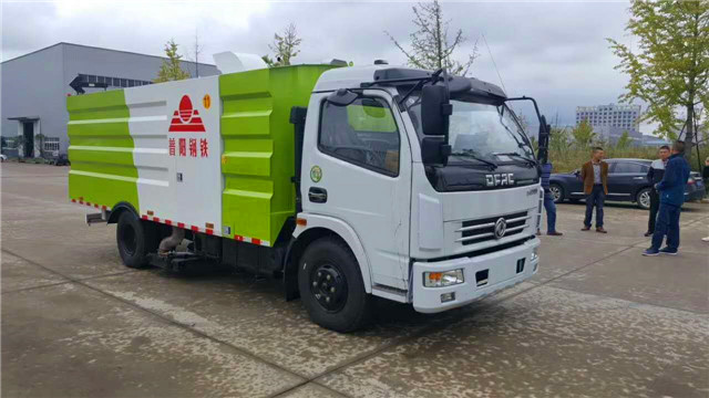 普阳钢铁订购的一批吸尘车准备发车