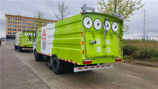 普阳钢铁订购的一批吸尘车准备发车