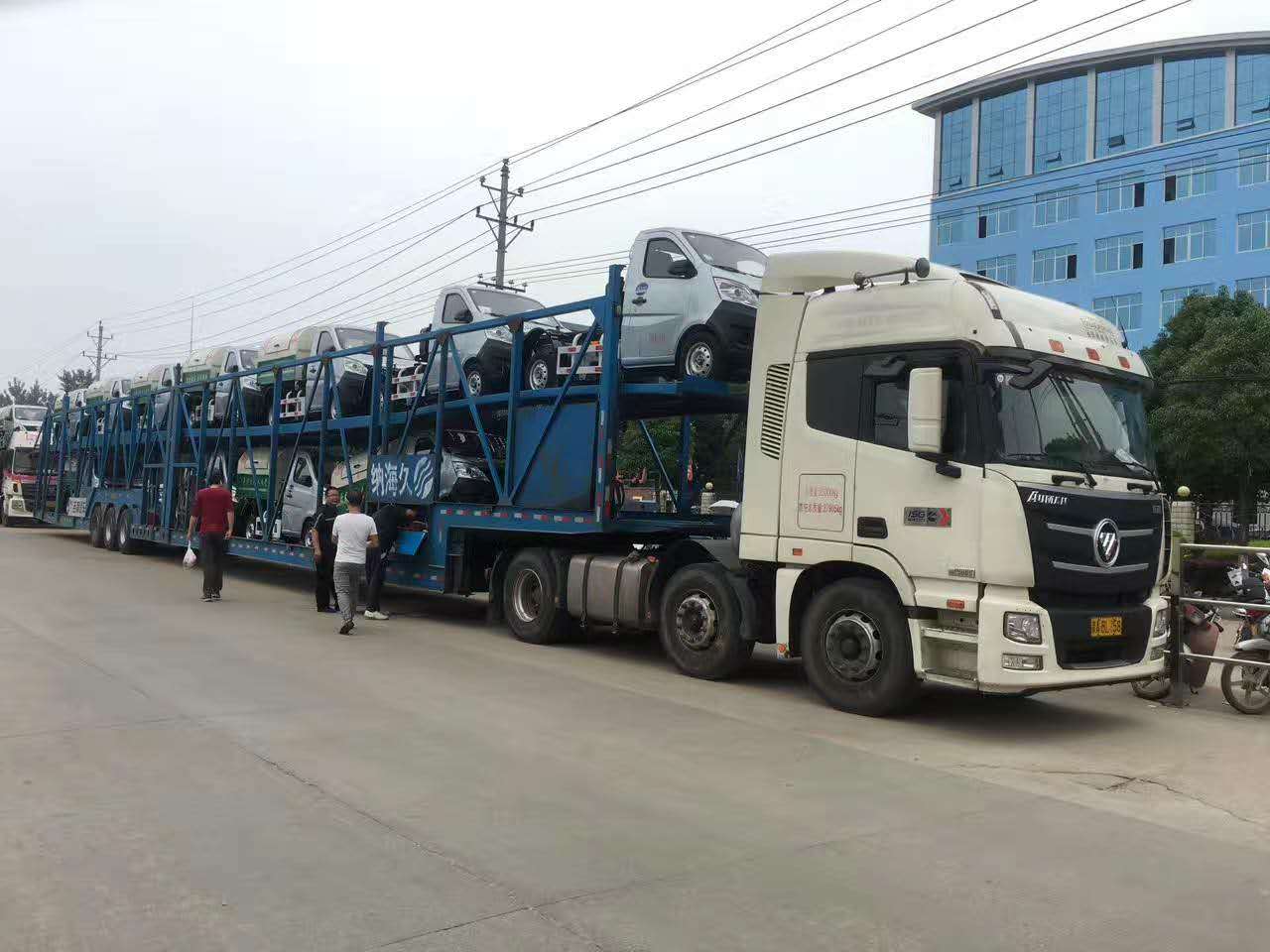 客户订购的20辆长安勾臂式垃圾车和200个垃圾箱发