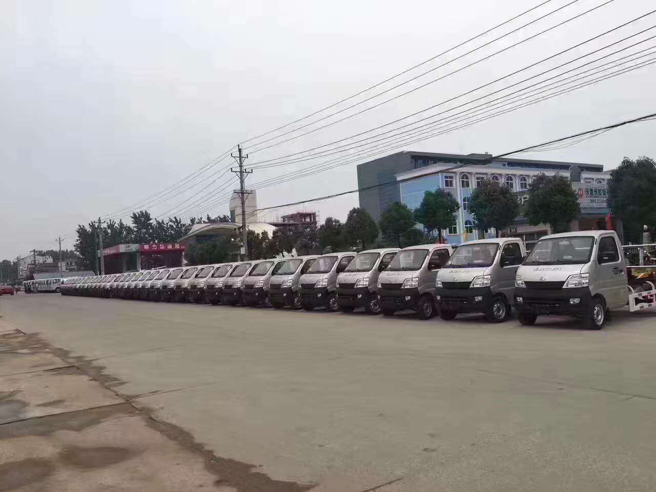 程力勾臂式垃圾车厂南宁70台勾臂式垃圾车交付仪