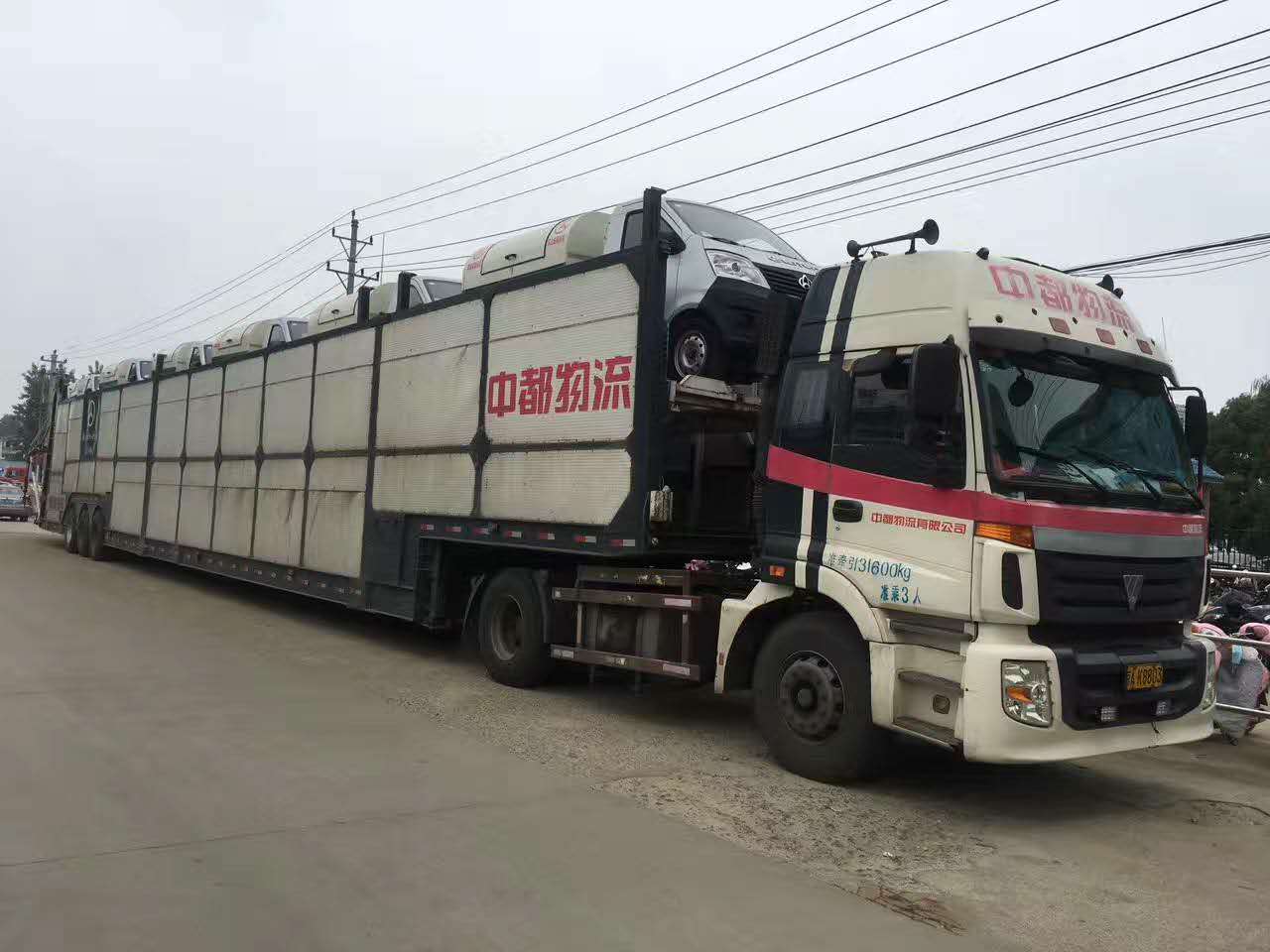 客户订购的20辆长安勾臂式垃圾车和200个垃圾箱发