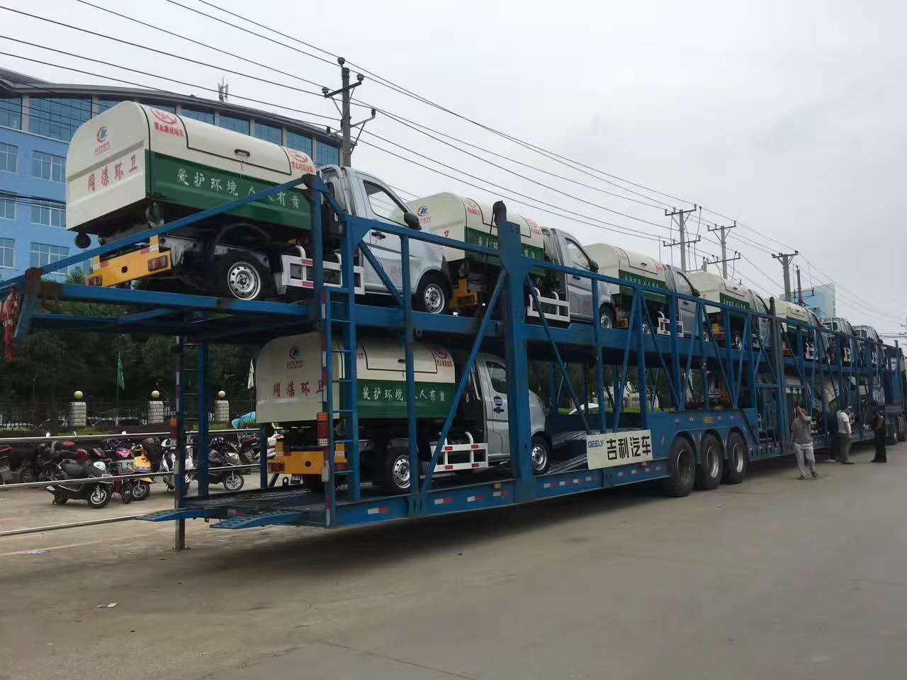 客户订购的20辆长安勾臂式垃圾车和200个垃圾箱发