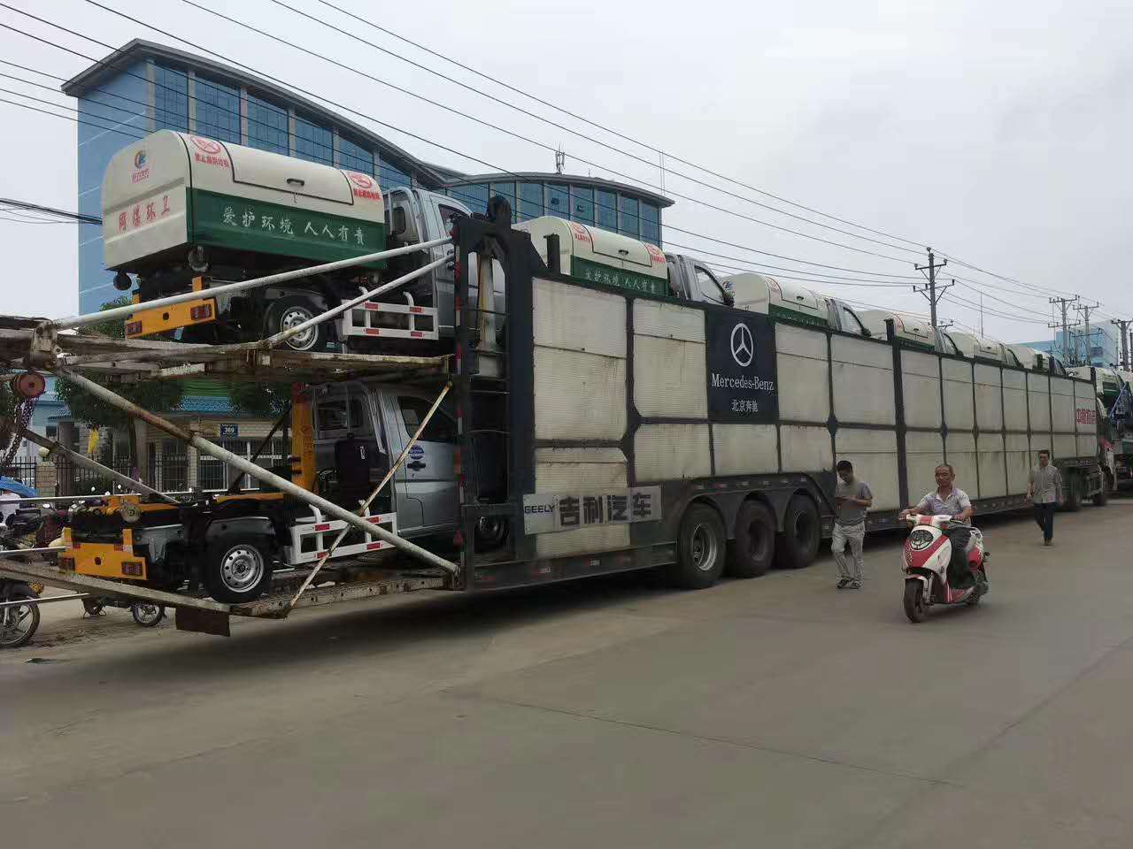 客户订购的20辆长安勾臂式垃圾车和200个垃圾箱发