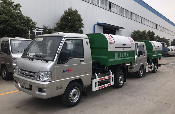 湖南怀化的陈总订购了两台福田驭菱拉臂式垃圾