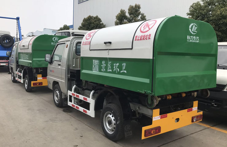 湖南怀化的陈总订购了两台福田驭菱拉臂式垃圾