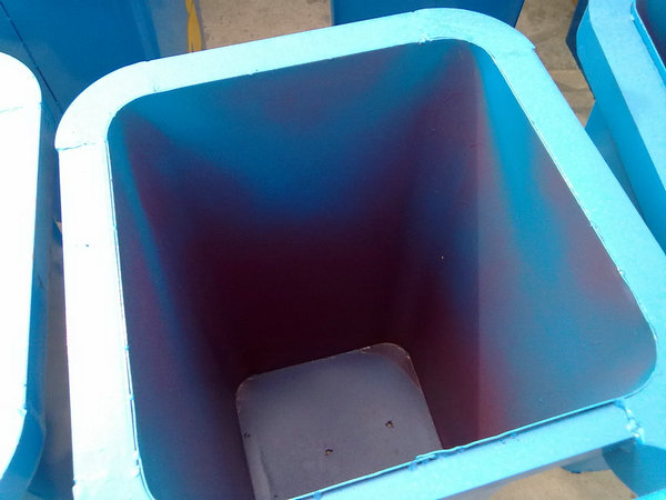 为客户订做的一批挂桶式垃圾车用垃圾桶