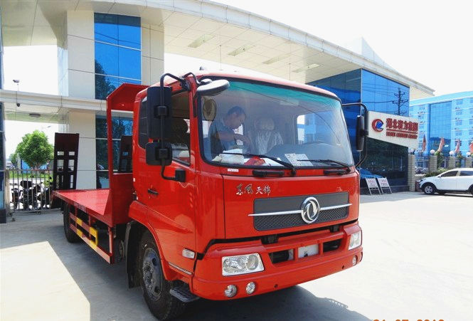 东风天锦平板运输车，特殊定制的平板运输车