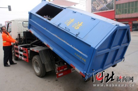 河北邢台市任县在我厂定购的拉臂式垃圾车正式