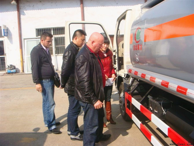 奥地利客户慕名来我厂选购加油车，签下23台加油