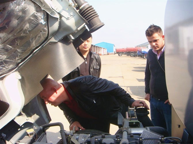 奥地利客户慕名来我厂选购加油车，签下23台加油