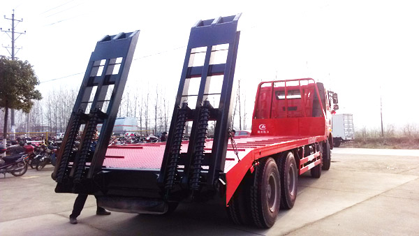 云南客户在我厂分期付款定购的解放J6前四后八平