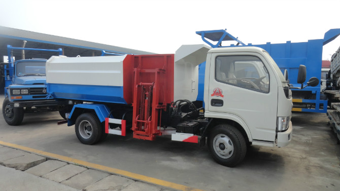 江西环卫局在我厂定购的挂桶式密封垃圾车今天