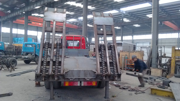 春节放假最后一天平板车间又接8台平板运输车