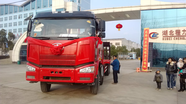 云南客户在我厂分期付款定购的解放J6前四后八平