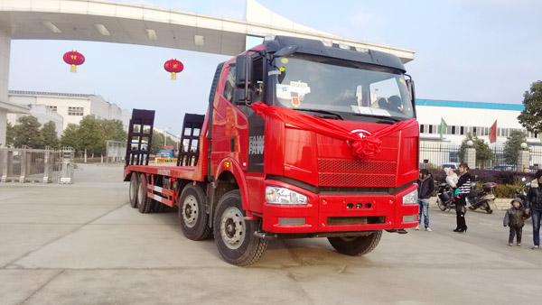 云南客户在我厂分期付款定购的解放J6前四后八平