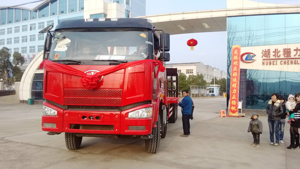 云南客户在我厂分期付款定购的解放J6前四后八平