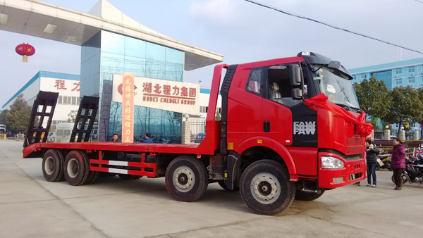 云南客户在我厂分期付款定购的解放J6前四后八平