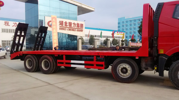 云南客户在我厂分期付款定购的解放J6前四后八平