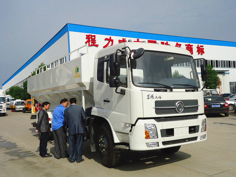 江苏客户来我厂现场采购饲料运输车