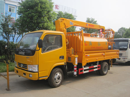 客户在我厂定购的随车吊带洒水多功能车