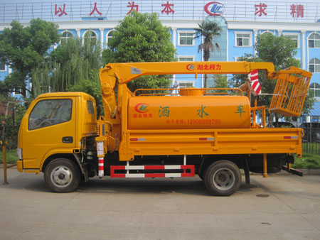 客户在我厂定购的随车吊带洒水多功能车