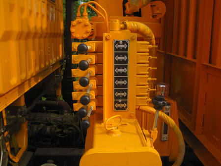 客户在我厂定购的随车吊带洒水多功能车