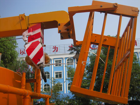 客户在我厂定购的随车吊带洒水多功能车