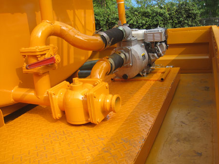 客户在我厂定购的随车吊带洒水多功能车