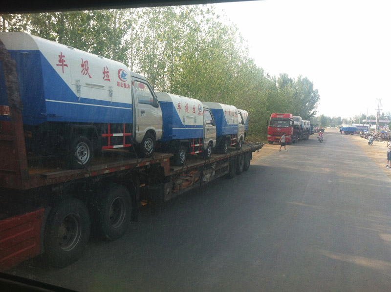 山西用户在我厂定购的一批小型垃圾车准备发车