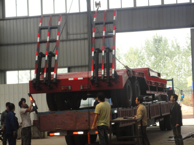 非州客户在我厂定购10台双桥半挂平板车