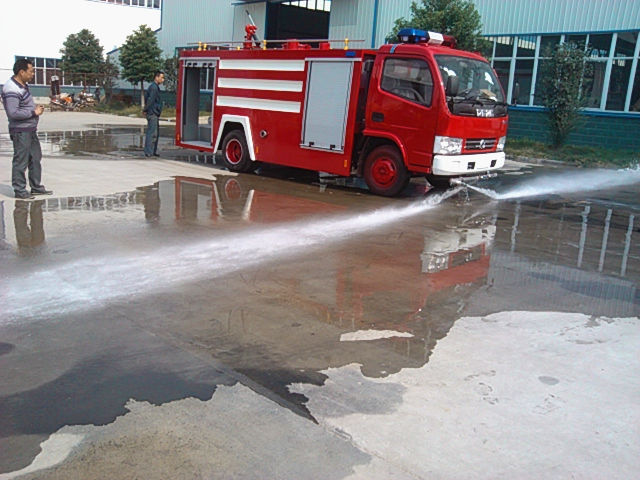 河北唐山某大型企业定购的消防车顺利交付