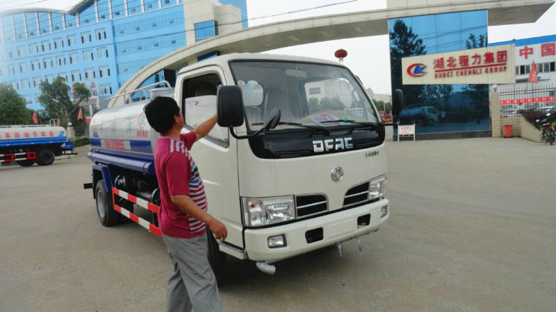 湖北十堰二客户一次性在我厂提走5辆5吨洒水车