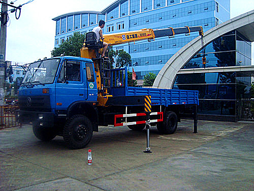 山西一用户在我厂定购东风153徐工10吨随车吊提前