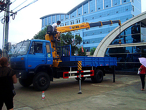 山西一用户在我厂定购东风153徐工10吨随车吊提前